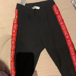 Tajts - Tajts i bra skick, det står ”you never know” längs båda sidorna av benet. Passar inte längre, men jättefina. 