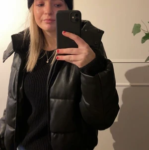 NAKD, vadderad Pu jacka - Croppad vinterjacka från NAKD. Vadderad med dragsko. Köptes in i oktober 2020 och är nu slutsåld på NAKD sida. Minst 300 eller bud 🤍⛄️ tråd på ryggen som gått upp men inget man tänker på