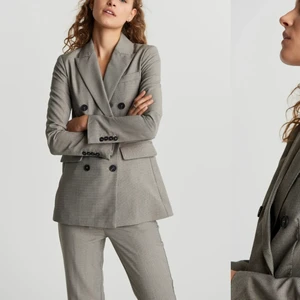 Gina Tricot blazer  - Storlek : 32.  Skick - nyskick , lappar kvar  Ord pris : 599 kr 