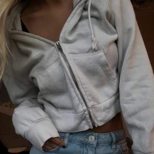 Vit ”croppad” zip up hoodie från Brandy Melville🫶🏼 