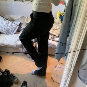 cargo byxor - cargo byxor från jackandjones använd ett fåtal gånger, i en grå färg som du kan se på andra bilden💕