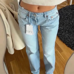 zara jeans  -  slutsålda mid-rise jeans ifrån zara i storlek 34 då de tyvärr blivit för små på mig, använda fåtal gånger så byxorna är i jättebra skick 💗 