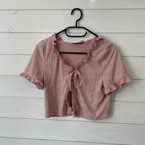 Topp - Söt topp med knytning i fram, storlek M men passar även S bra! Från Shein