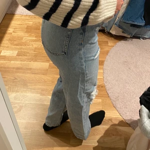 Jeans  - Ljusa high waist jeans från hm. Köptes för länge sen men har inte använt de på länge. Är lite kortare i modellen (jag är cirka 1,63)