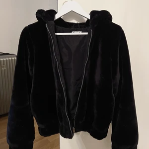 Pälsjacka - Super skön och mysig pälsjacka med luva från Cubus. Använts en vinter och är i fint skick. Nypris: 599kr