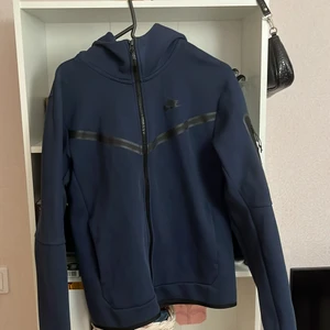 Nike tech  - Hej säljer en Nike tech kofta storlek S 