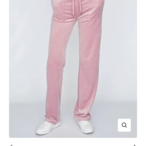 Juicy couture  - Säljer nu min juicy couture byxor (del ray Classic veloure). Användt dom 1-2 ggr och dom e tvättade 1 gång, så dom e som nya. Nypris 1100, säljer dom för 900!