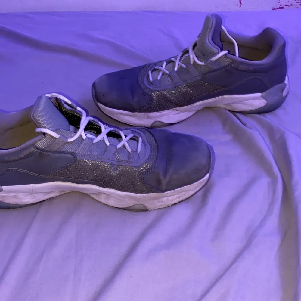 Ett par gråa Jordan 11 CMFT som har använts ett par gånger Sköna skor som kan användas som vanliga skor och basket skor . Skor.
