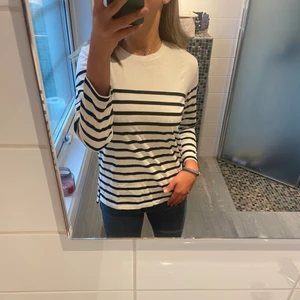 Randig tröja, Massimo Dutti - Jättefin tröja från Massimo Dutti, trotts de har den aldrig använts. Köpte den för ett halvår sen, för drygt 500kr. Som sagt i nyskick, trotts att den är xs är den ganska stor. Köparen betalar frakten (39kr)💗