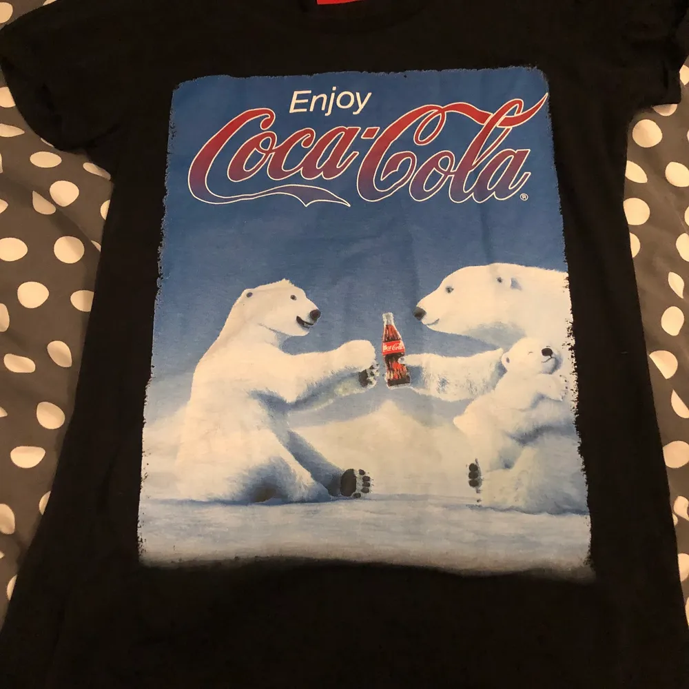 Hej! En supercool vintage coca cola tröja som jag köpt på en secondhandbutik i Stockholm ❤️ . T-shirts.