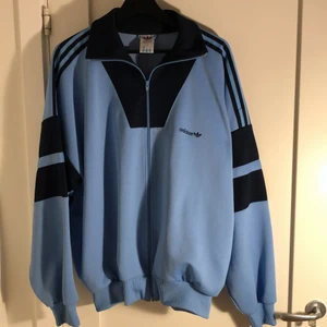 Vintage Adidas zip hoodie  - Vintage retro Adidas zip hoodie med krage. Vet inte storleken riktigt men skulle säga M. Skönt material och snygg färg med en cool retro look. Köpte den från Domino Vintage på Instagram för ett år sen och använt den en del. 