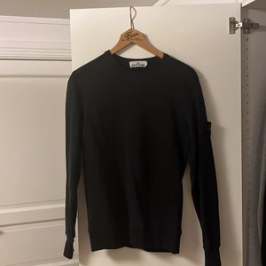 Stone island tröja  - Tjena, säljer min Stone island tröja. Inköpt för 2300kr 2019 i london i Stone island butiken. Har kvitto och box. Dock har jag spillt något på kvittot men fortfarande läsbart. Pris kan diskuteras. 