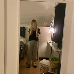 Beiga jeans hm vida - Beigea vida jeans från hm , så fina till hösten och knappast använt så rekommenderar stort!!