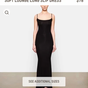 Skims klänning - Säljer min helt oanvända svarta Skims klänning. Den är endast prövad 1 gång. Originalförpackning finns kvar. Är i så skönt och strechigt material så den passar även mindre storlekar. 💕🙌🏼🥰🦋 köparen står för frakt.