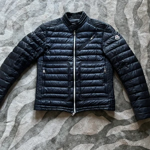 Moncler royat jacka - Plagget är använt ett par gånger (inga fel) Storlek 3 Nypris 7000kr+ Släpper till bra pris! Tar bud! Självklart äkta! Perfekt till hösten riktigt fet!