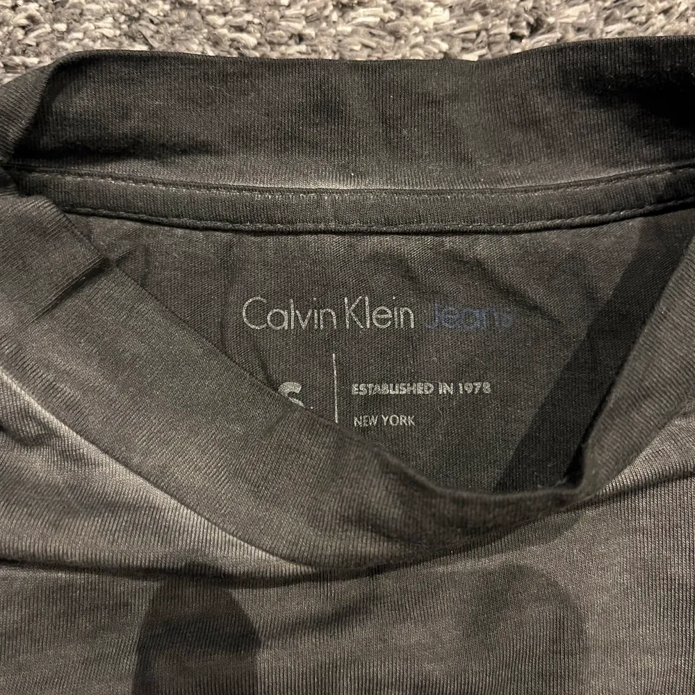 croptop t-shirt från Calvin Klein. T-shirts.