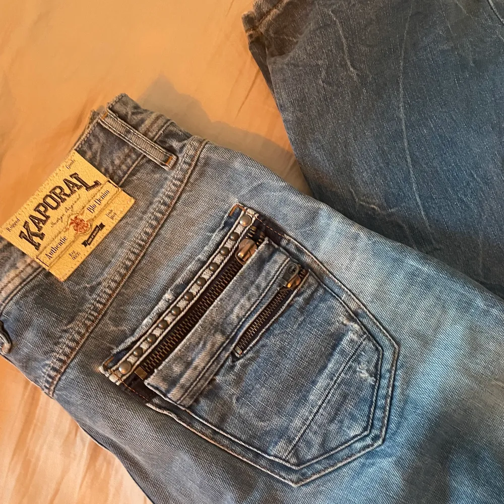 Jättecoola jeans! Bra skick, helt nya, lappen sitter kvar! Detaljer på fickorna. Går ner till mina fötter, jag är ca 176cm lång (se sista bilden) 🥰. Jeans & Byxor.