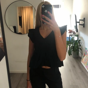 Topp - Svart kortärmad topp/blus Aldrig använd☺️