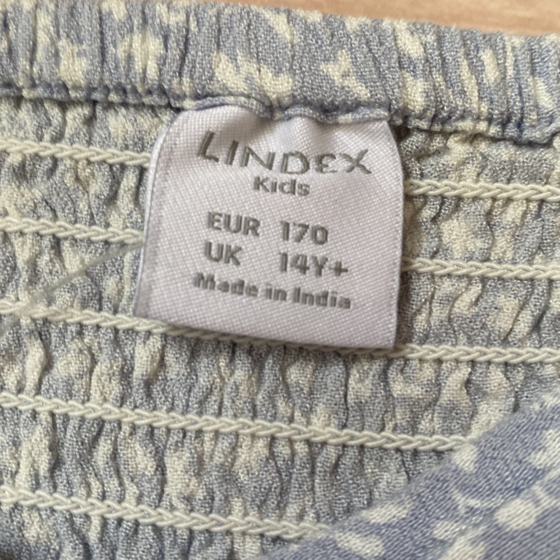 En blå topp med blommor. - 90