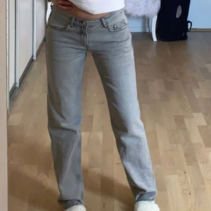 Grå jeans - Säljer dessa skitsnygga jeans från Gina som jag tyvärr inte får användning av längre, köptes för ca 600kr i Danmark. Slutsålda, köparen står för frakten💖💕 Jag är 175💖