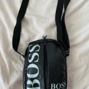 Fake boss väska.  - Säljer denna fina väska. Jätte bra kvalitet och kom pt sp mke användning där den både kan vara simple men också casual. Du kan lägga mke där,400 kr inkl frakt eftersom den har bra kavlitet 🤍🤍🤍