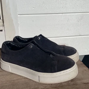 Eytys doja - Storlek 40 men sitter som en 39. De är svarta/marinblåa.