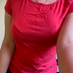 Jättevacker t-shirt med en underbar färg❤️😍 - En lång t-shirt som formar kroppen och är jättefin. 