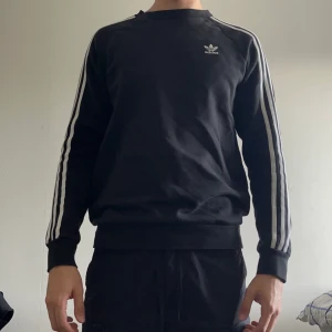 Adidas originals sweatshirt  - Köpt för 550 på Zalando, adidas originals. Använd ett par gånger men växte ut snabbt. Passar både storlek S och M