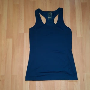 Träningslinne från Newbody - Säljer detta linne då det inte används. Har haft det i något år men det är inget fel på det. Det sitter inte så tight utan är mer som ett yoga linne. Linnet är gjort i ett material som andas. Kan posta om det önskas.