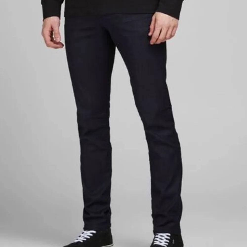 Snygga svarta jeans från Jack and Jones. Jätte bra kvalite och sitter helt perfekt. Strl: W30 L34. Nypris 550, säljs för 250. Pris kan även diskuteras . Jeans & Byxor.