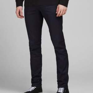 Snygga svarta jeans från Jack and Jones. Jätte bra kvalite och sitter helt perfekt. Strl: W30 L34. Nypris 550, säljs för 250. Pris kan även diskuteras 