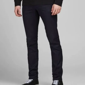 Jeans  - Snygga svarta jeans från Jack and Jones. Jätte bra kvalite och sitter helt perfekt. Strl: W30 L34. Nypris 550, säljs för 250. Pris kan även diskuteras 