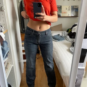 Lågmidjade jeans - Lågmidjade jeans i stretchigt material. Köpta second hand. Skriv för mer information🤍