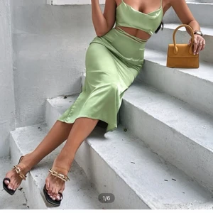 Grön klänning - Bilderna är från hemsidan men kan skicka bild på den om det önskas! Klänningen är oanvänd då den var för liten för mig. Supersnygg och i jättefint skick! 