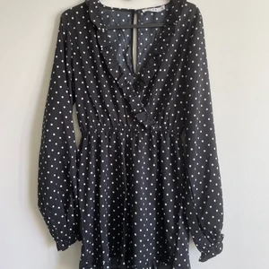 Playsuit - Jättegullig playsuit från NAKD, aldrig använd men lappen är tyvärr borttagen. Storlek S/36. Den är tillverkad i ett tunt, sidenliknande material. Har inga fläckar eller skador eftersom den bara legat i garderoben.