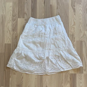 Kjol - Midi vit kjol, går över mina knän. Mycket fint skick!