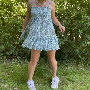 Zara klänning - En flowy kortklänning från zara! Vit bakgrund med blåa söta rosor, kvällningen är tunn och materialet är mjukt och bekvämt👍🏻😊  Frakt ingår inte i priset.