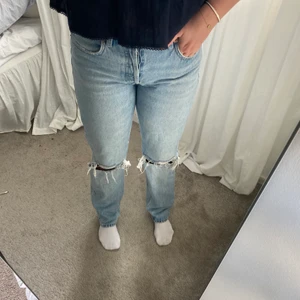 Jeans  - Säljer dessa sjukt snygga jeans ifrån zara i stolek 38  Mycket bra skick! Pris 200kr köparen står för frakten! Betalning sker via Swish! 💕 