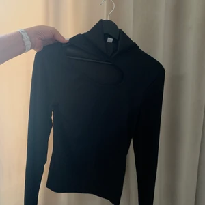 Svart topp  - Svart topp, jätte skön med en skurning vid bröstet 