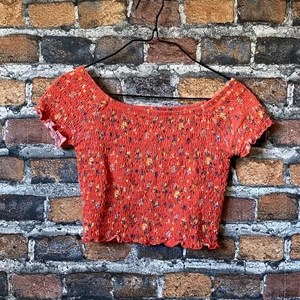 Blommig mörkorange top - En fin top från H&M i blommigt mönster. Väldigt somrig och skön. I fint skick. För fler bilder eller mått kontakta mig ✨✨ Frakt sker via PostNord frimärken 26 kr. 📦