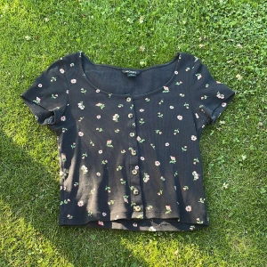 Blommig tröja  - Blommig tröja från monki, Xs.