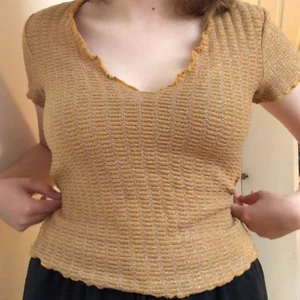 Topp - Gul och glittrig topp från zara, supergullig! Storlek Small🌟