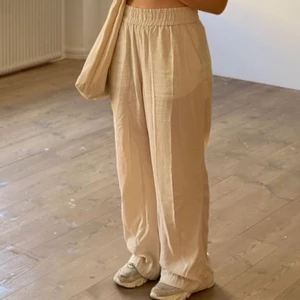 Linnebyxor - Super snygga beige linne byxor, inte använts sedan förra året! Inga märkvärdiga fläckar syns till🍒