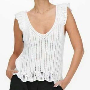 Gullig sommartopp - Säljer denna supergulliga och fina toppen från Only, ej använd då den var för stor på mig. 