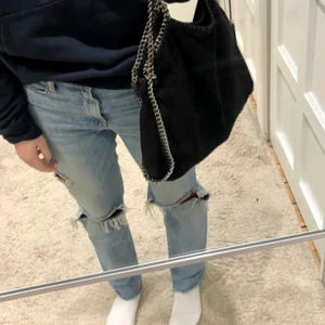 Zara jeans - Säljer dessa trendiga slutsålda zara jeans. Möts gärna upp annars fungerar spårbar frakt (66kr❤️). Står ej för frakt!