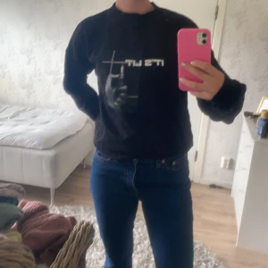 Sweatshirt  - Sweatshirt från NA-KD med tryck. Storlek S