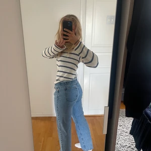 Jeans  - Säljer dessa jeans från weekday pga av att jag har två par av dom i olika storlekar. Modellen är nervikt & hör av dig vid intresse! Har kvar prislappen och dom är alldeles nya! 