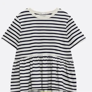 Zara - Säljer nu denna volang tröja från zara då den inte kommer till användning. Använd ca 2 gånger slutsåld på deras hemsida. Orginal pris 169kr☺️☺️☺️