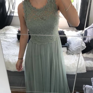 Lång fin klänning  - Super fin militärgrön klänning, passar till bröllop, dop, bal osv. Använd 1 gång. Inga defekter och i mycket fint skick! Köpt på salt för 1100kr.