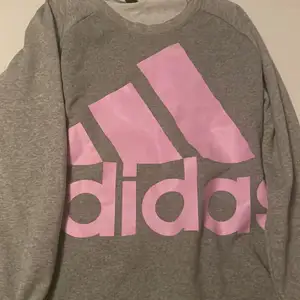 Fina adidas tröja som aldrig är använd !!